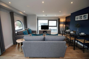 Violet's Corner Luxury Apartment by StayStaycations, Swindon